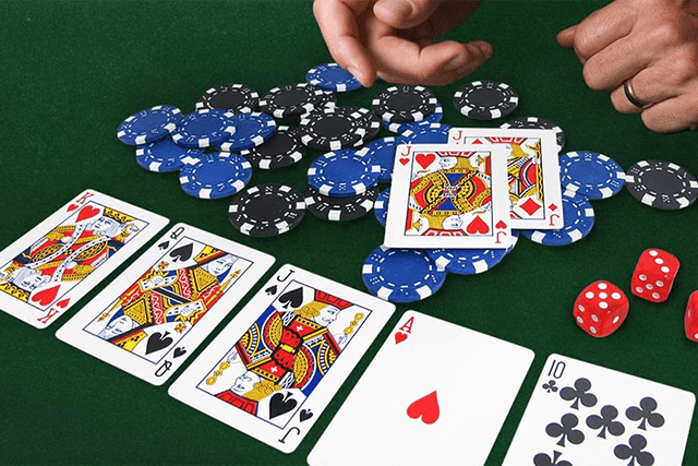 Kiếm tiền thật dễ dàng với Poker trực tuyến