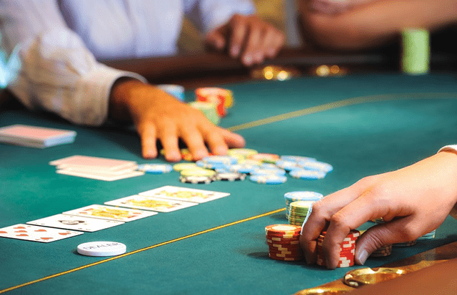 Tìm hiểu sơ lược về game bài Poker Omaha đang gây sốt hiện nay